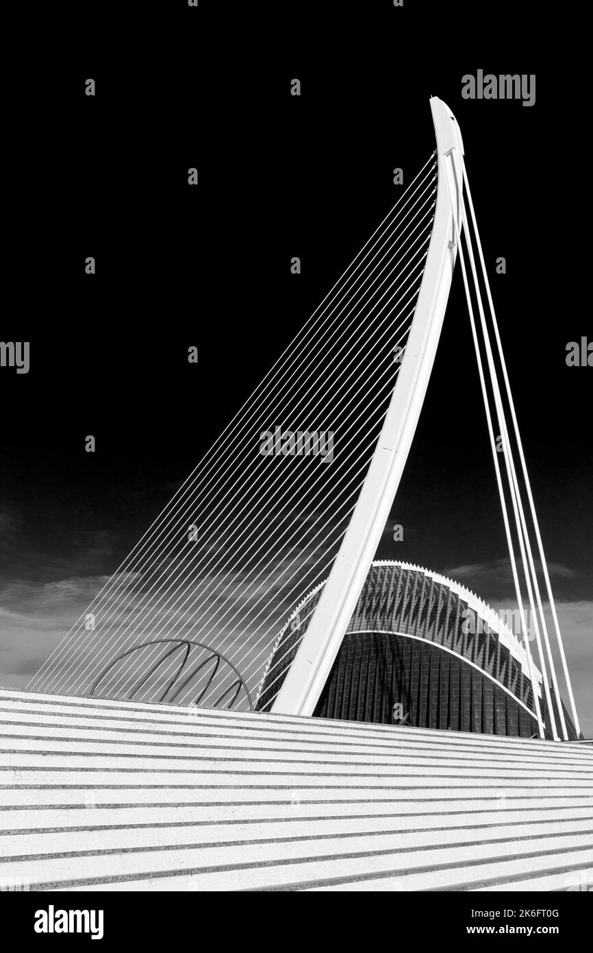 Nur wenige Schritte von der Assut de Lor-Brücke mit dem CaixaForum L'Àgora im September in der Stadt der Künste und Wissenschaften in Valencia, Spanien Stockfoto