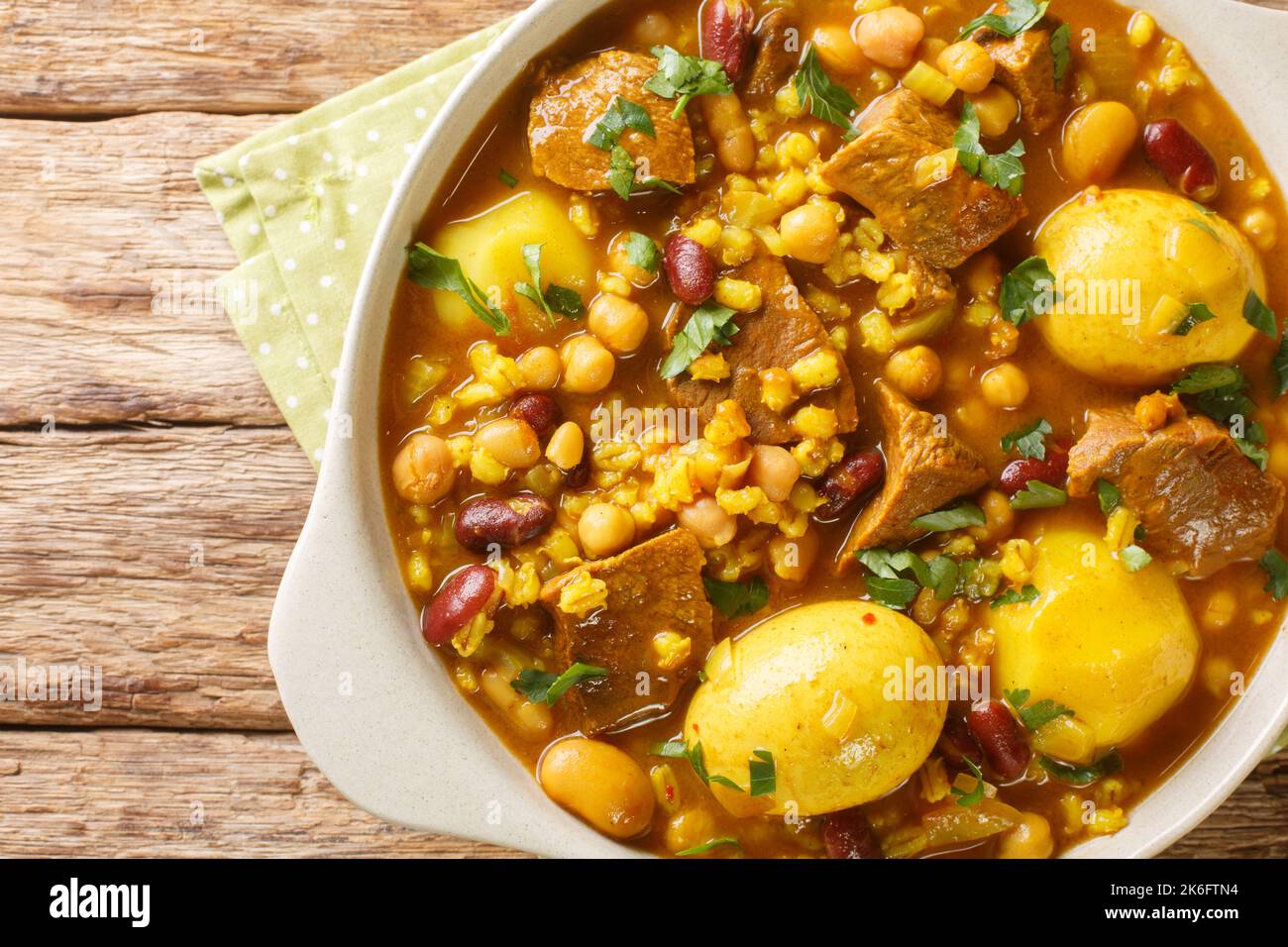 Das jüdische Cholent Hamin wird als Hauptgericht für das Schabbat-Gericht mit Rindfleisch, Kartoffeln, Bohnen, Gerste und mehr Nahaufnahme in der Pfanne auf t zubereitet Stockfoto