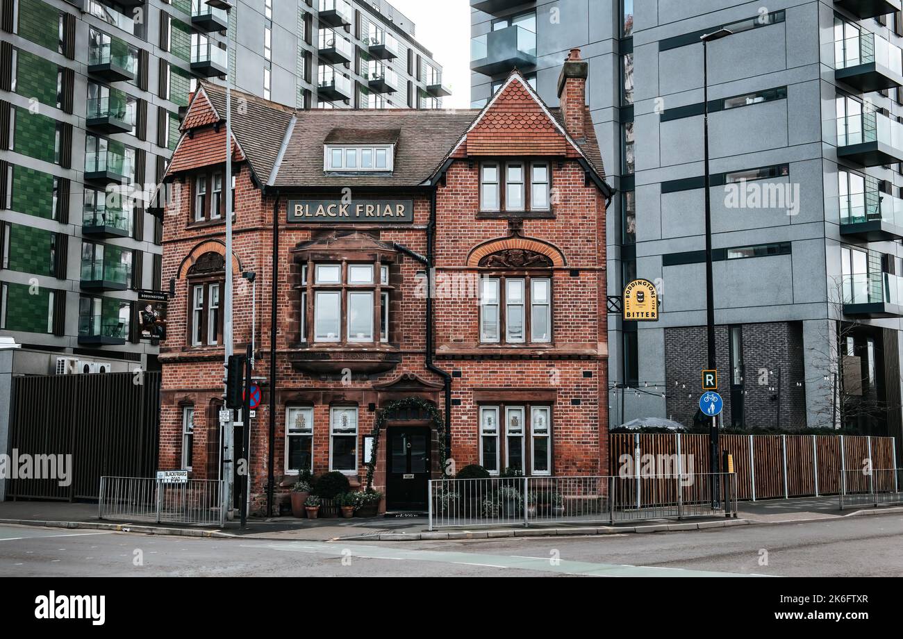 Außenansicht des Black Friar Pub in Manchester, Großbritannien. Stockfoto