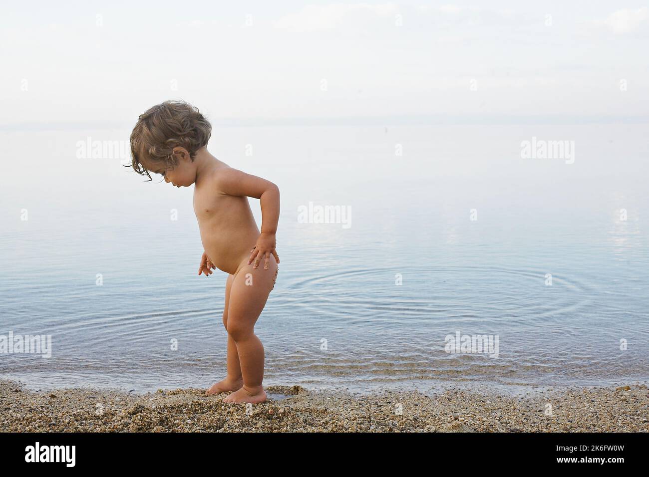Kleines Mädchen am Strand. Stockfoto