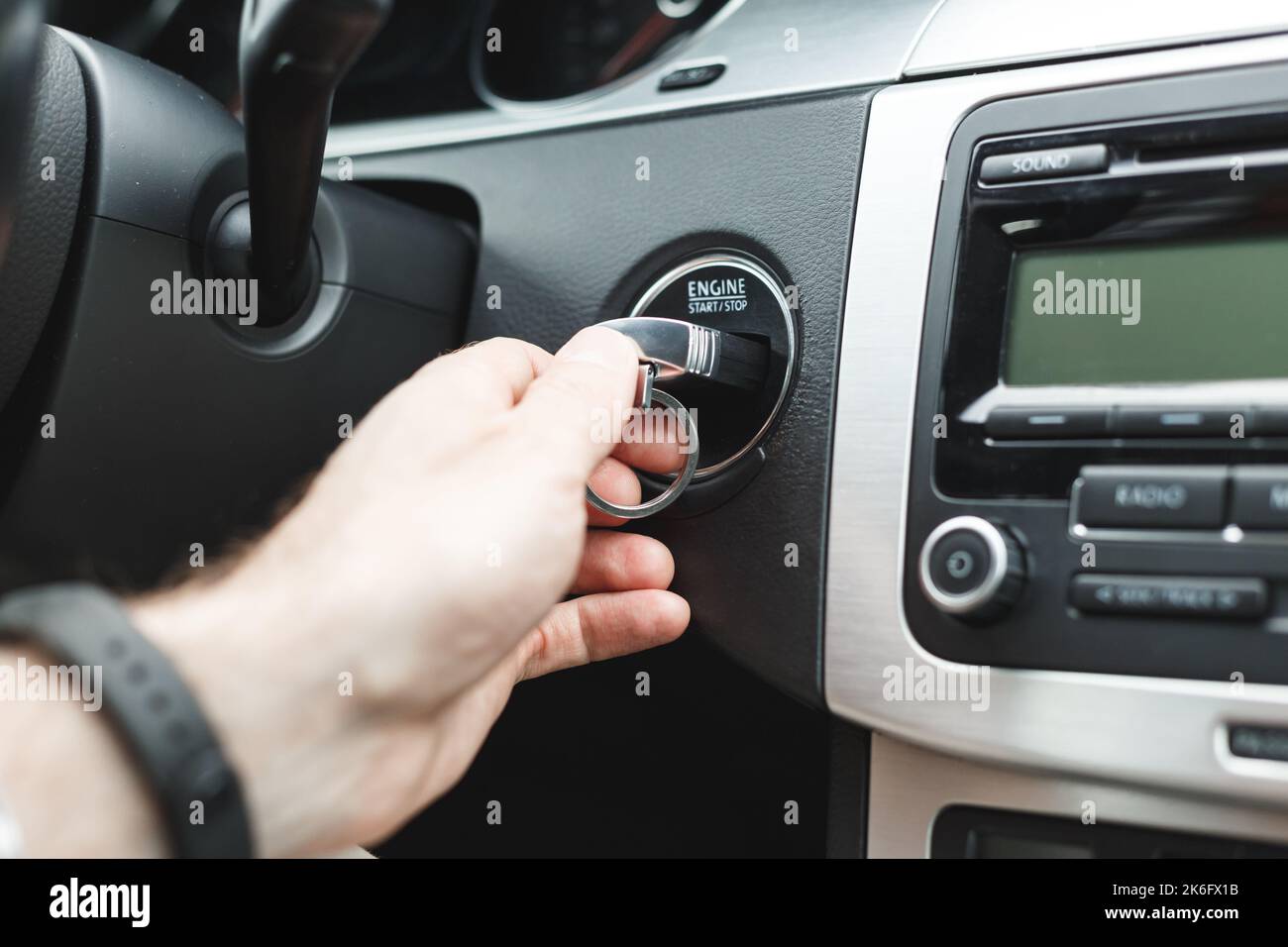 Mann Hand stecken Sie Schlüssel in das Schloss der Zündung des Autos.Auto-Zündschlüssel.Auto-Schlüssel in der Zündung Stockfoto