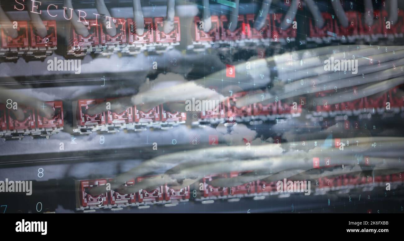 Kombination aus Zahlen und Buchstaben über Drähten, die mit dem Server-Panel gegen Wolken verbunden sind Stockfoto