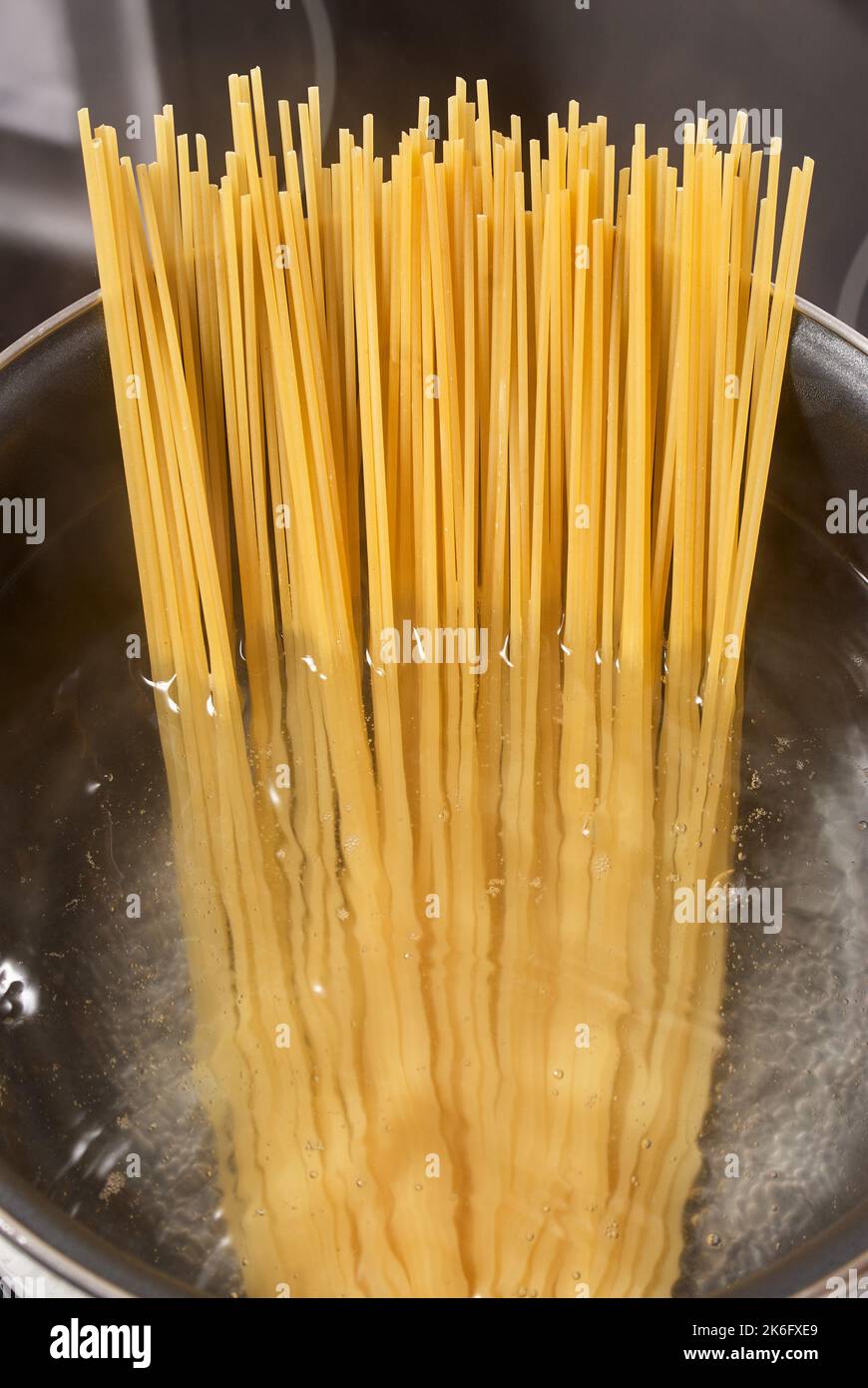 Kochen von Spaghetti in einem Topf mit kochendem Wasser Stockfoto