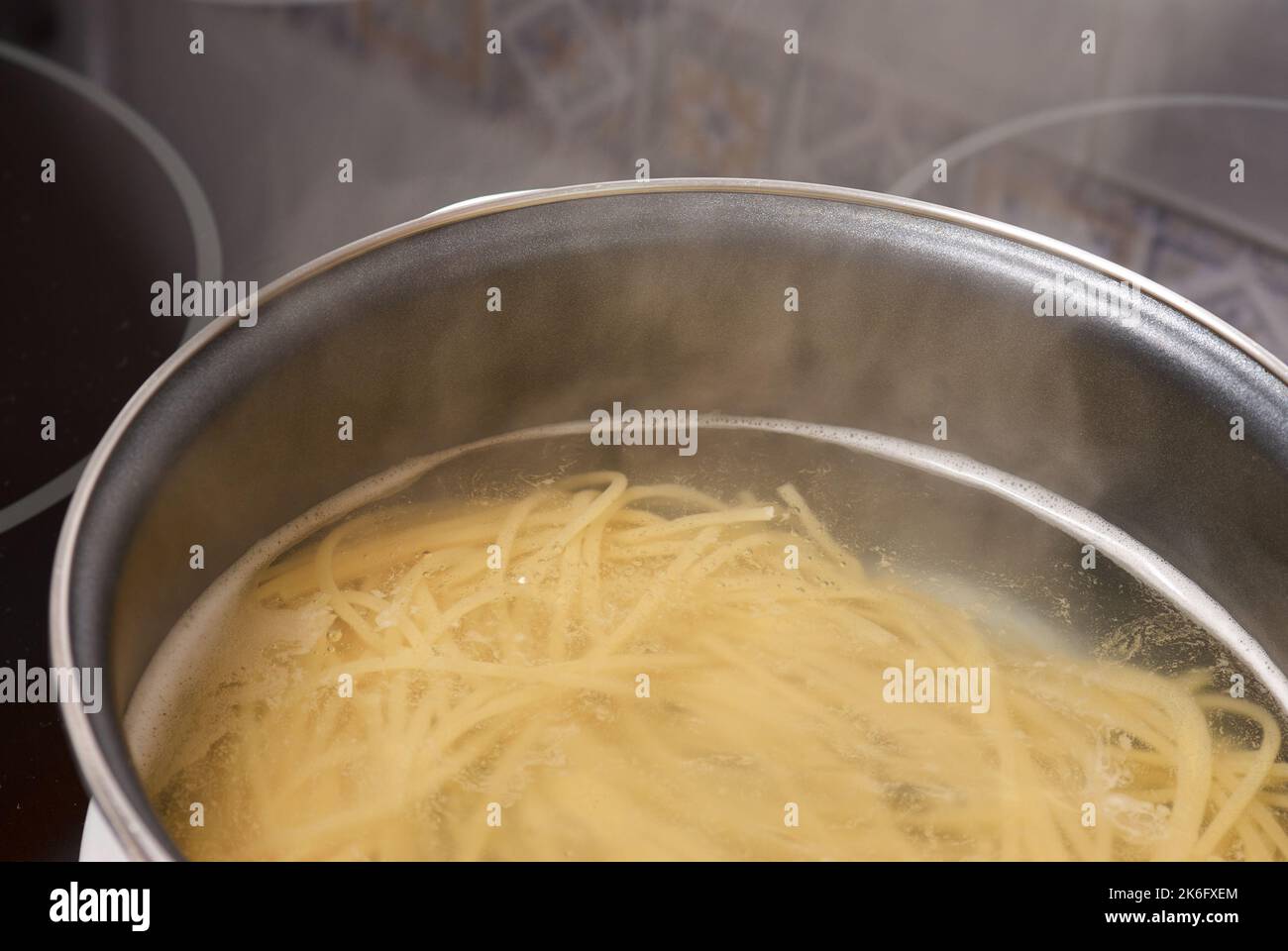 Kochen von Spaghetti in einem Topf mit kochendem Wasser Stockfoto