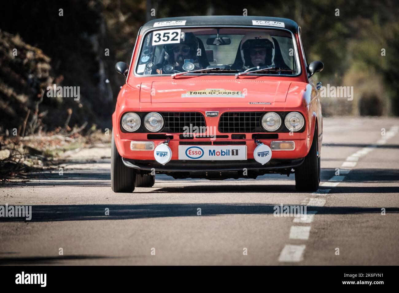 Novella, Korsika, Frankreich - 7.. Oktober 2022: Bruno Baille und Thibaud Lacour treten bei der Tour de Corse Histor 2022 im Triumph Dolomite Sprint an Stockfoto