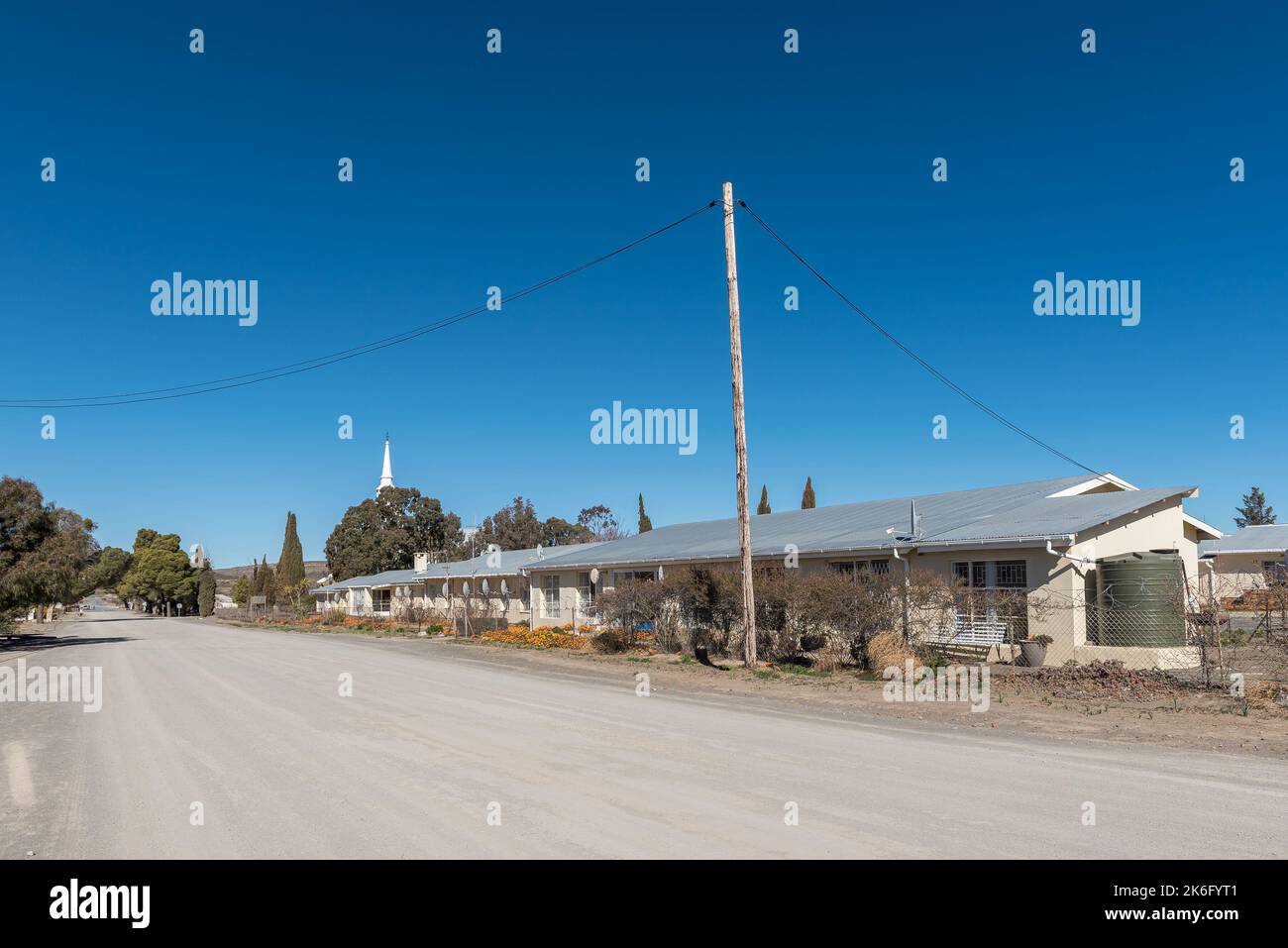 SUTHERLAND, SÜDAFRIKA - SEP 3, 2022: Eine Straßenszene, mit Huis Johenco, einem Altersheim, in Sutherland am nördlichen Kap Karoo Stockfoto