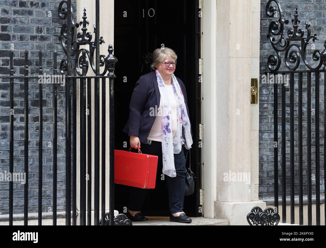 Die stellvertretende Premierministerin und Gesundheitsministerin Therese Coffey verlässt die Downing Street 10 in London. Bilddatum: Freitag, 14. Oktober 2022. Stockfoto