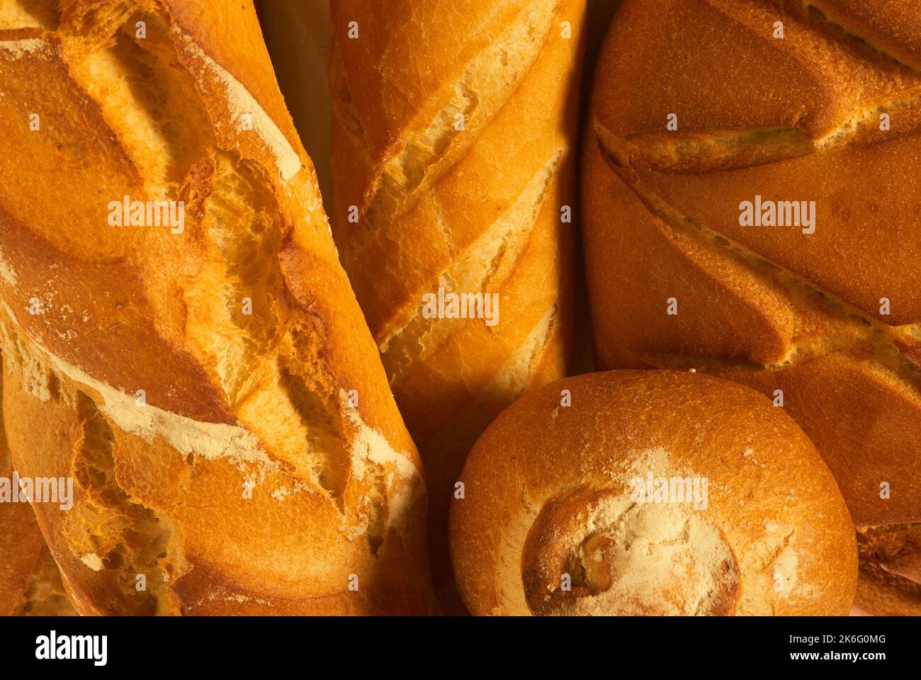 Verschiedene Brotsorten mit warmen Farben Stockfoto