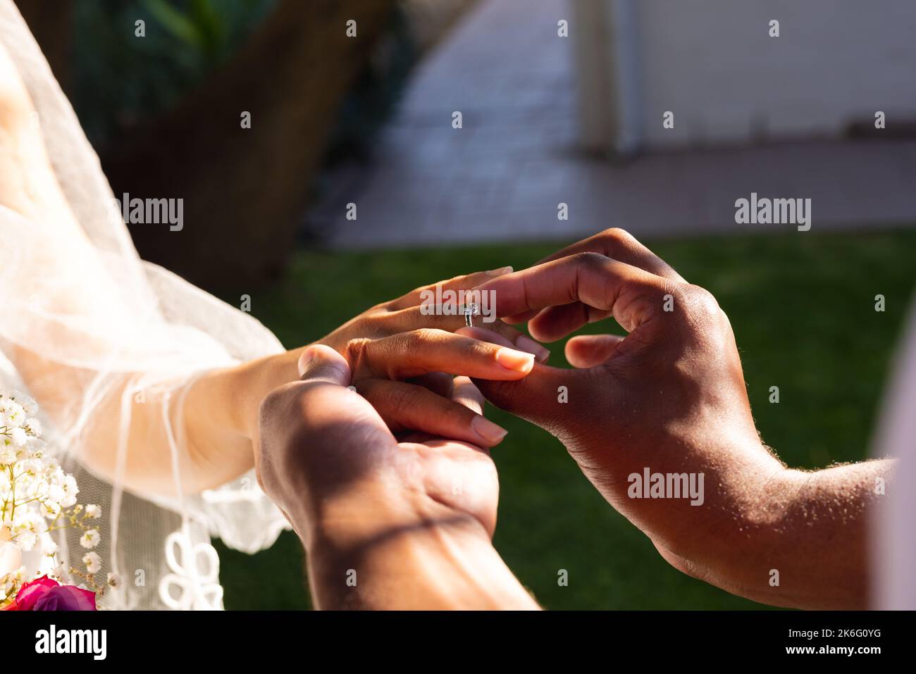 Die Mitte des afroamerikanischen Ehepaars heiratet während des Hochzeitstages Stockfoto