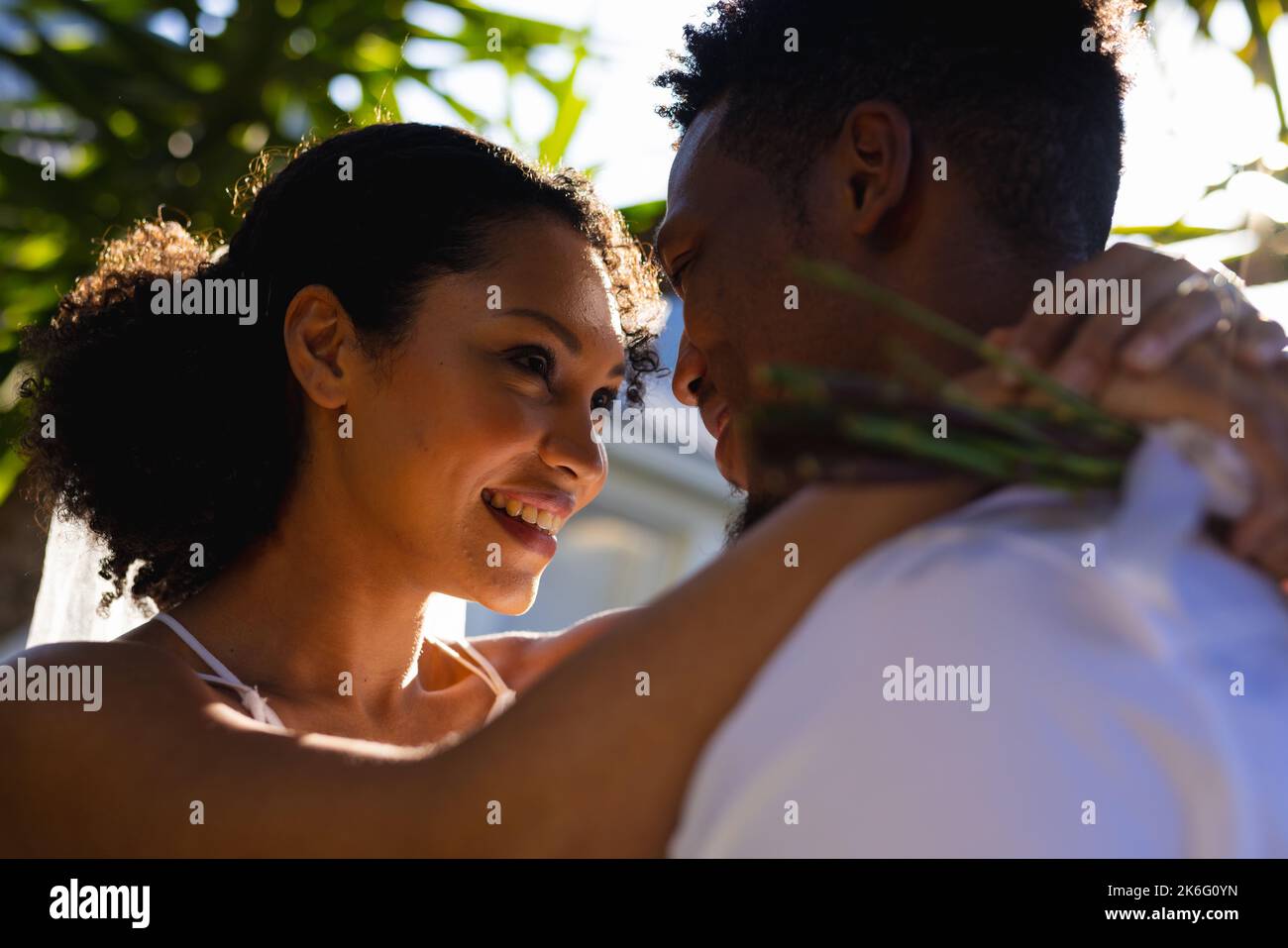 Glückliches afroamerikanisches Paar heiratet, umarmt sich am Hochzeitstag Stockfoto