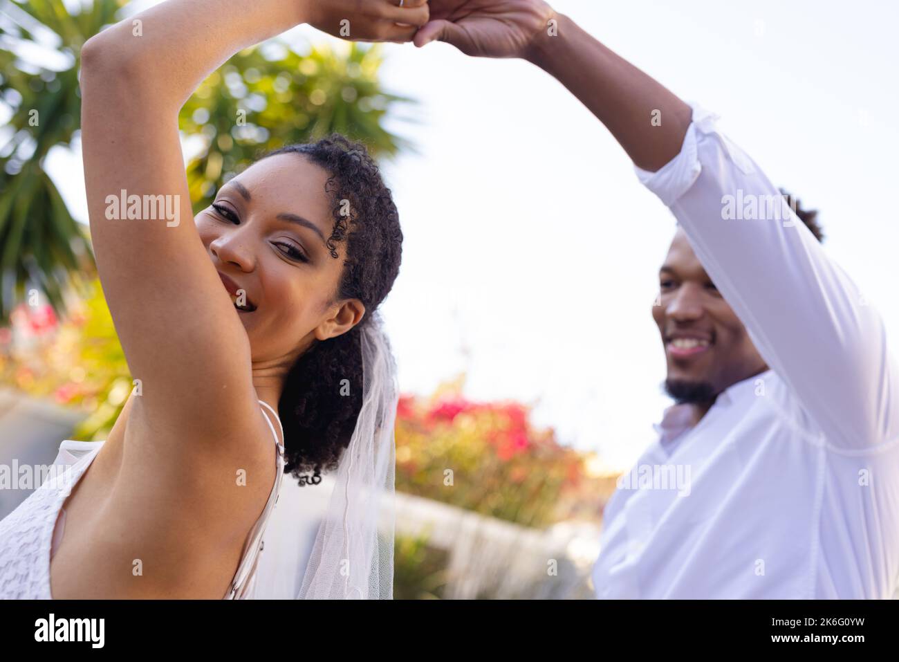 Glückliches afroamerikanisches Paar heiratet, tanzt am Hochzeitstag Stockfoto