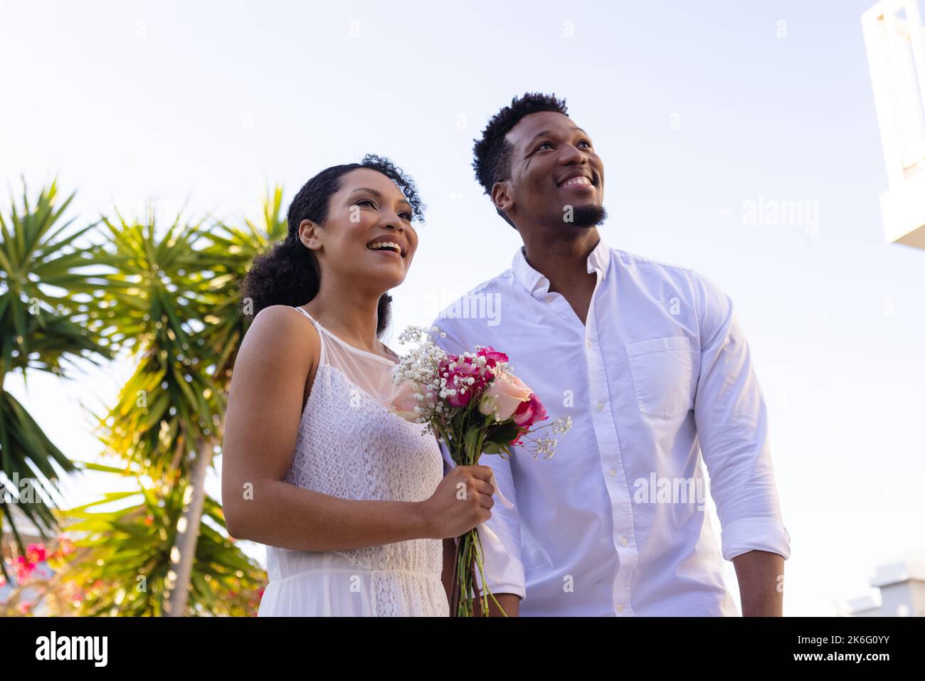 Glückliches afroamerikanisches Paar heiratet, lächelt am Hochzeitstag Stockfoto