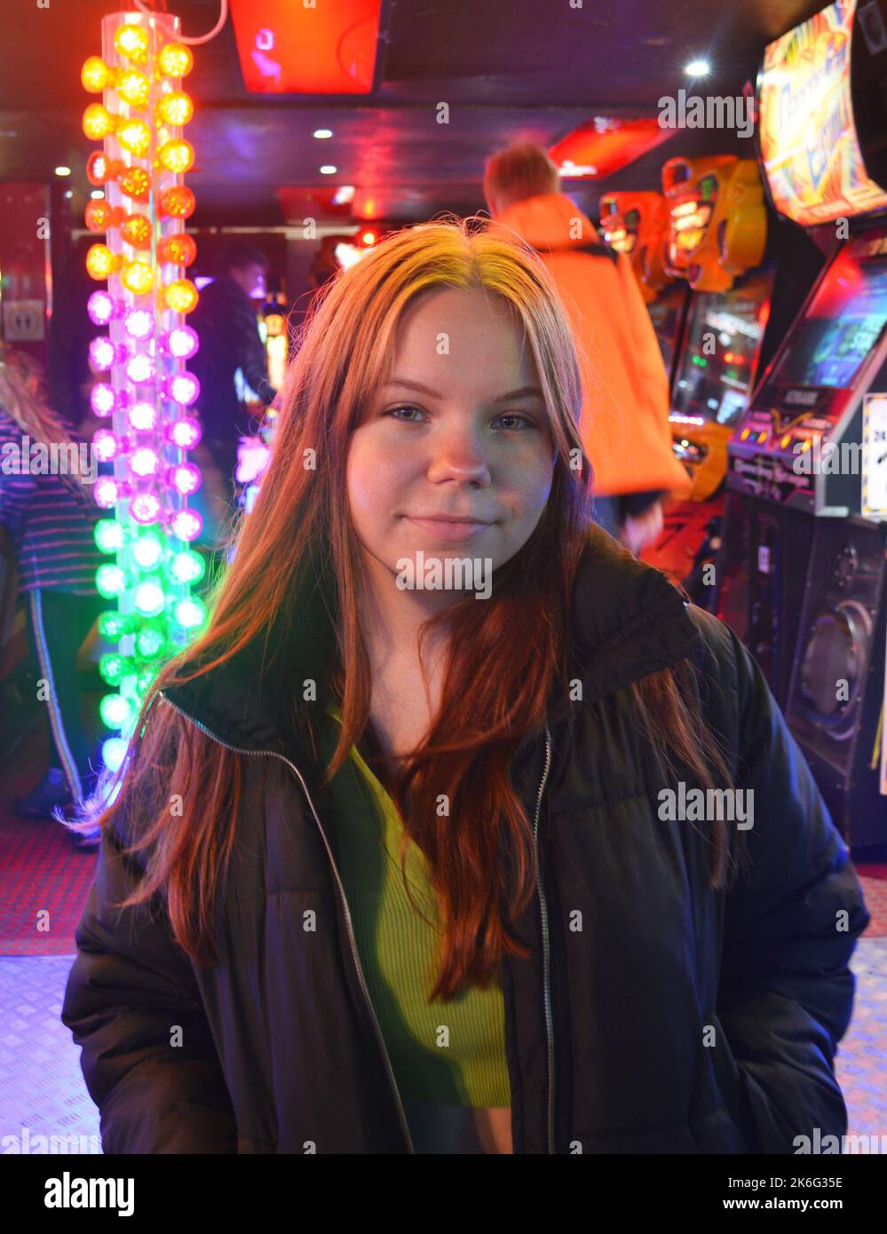7.. Oktober 2022, Tewkesbury, Gloucestershire, England. Tewkesbury Mop Fair. Andreia Pandi stand auf der Tewkesbury Mop Fair vor Arcade-Spielen. Die Tewkesbury Mop Fair findet seit 1199 statt und ist eine der größten und bekanntesten traditionellen Straßenmessen des Landes. Stockfoto