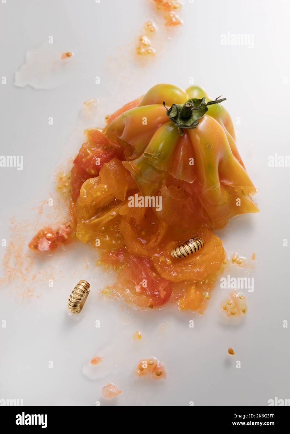 Ohrringe und Tomaten kreativen Schmuck schießen Stockfoto