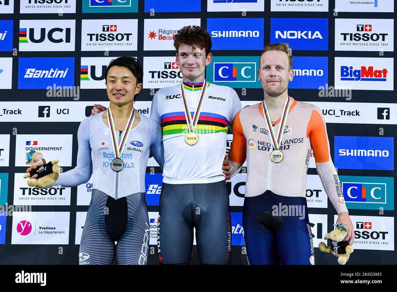 SAINT-QUENTIN-EN-YVELINES, FRANKREICH - 13. OKTOBER: Kazuschige Kuboki aus Japan, Dylan Bibic aus Kanada und Roy Eefting aus den Niederlanden bei der Siegerehrung des Men’s Scratch Race am 2. Tag der Weltmeisterschaft 112. am 13. Oktober 2022 in Saint-Quentin-en-Yvelines, Frankreich. (Foto von Baptiste Fernandez/Icon Sport) Stockfoto