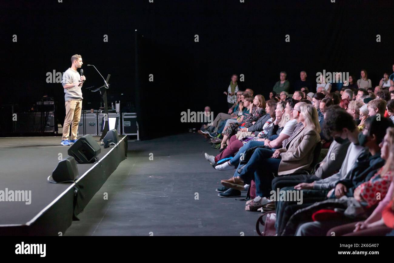 Dr. Rohin Francis untersucht in seinem Vortrag mit dem Titel „The Human Body: Design Disaster“ auf der New Scientist Live 2022 einige der unzähligen Möglichkeiten, wie unser Design nichts Intelligentes bietet Stockfoto
