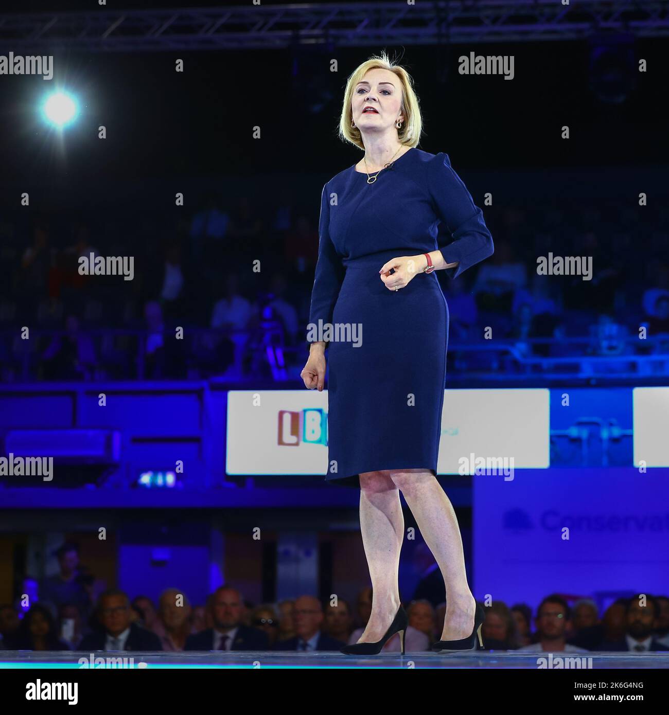 Liz Truss, Premierministerin des Vereinigten Königreichs, Rede während der letzten Führungskräftevorstellung, Standing, London, Großbritannien Stockfoto