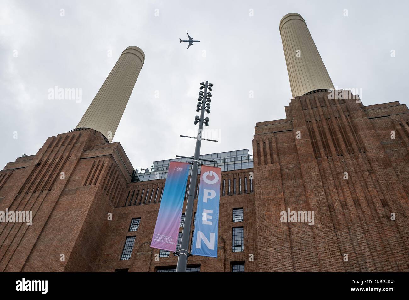 Die Eröffnung des Battersea Power Station in London war das erste Mal, dass die Öffentlichkeit die historischen Turbinenhallen besuchen und die Geschäfte, Bars, Restaurants und Freizeiteinrichtungen des restaurierten Londoner Wahrzeichen genießen konnte, fast vierzig Jahre nach seiner Stilllegung. Bilddatum: Freitag, 14. Oktober 2022. Stockfoto