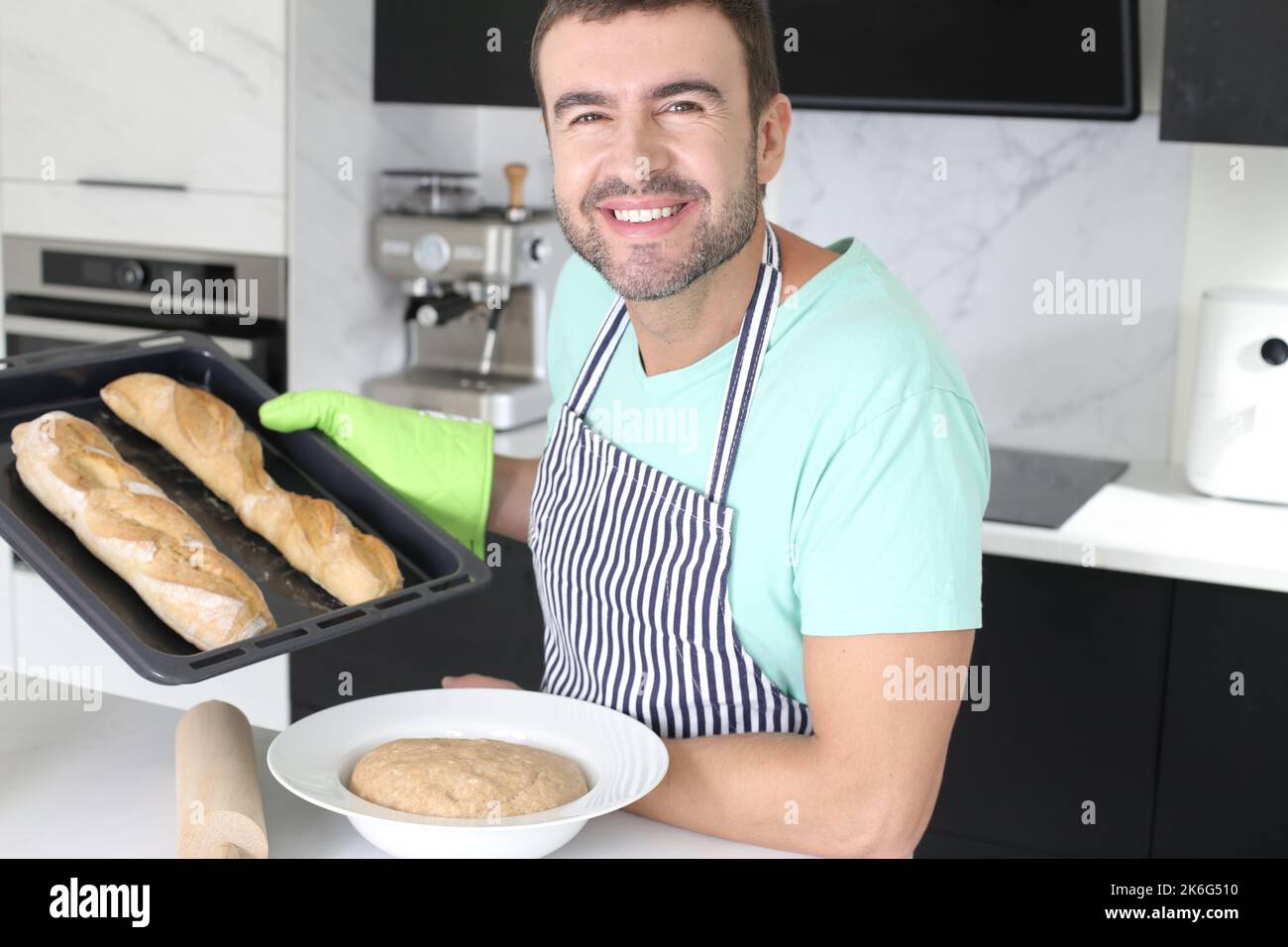 Mann, der zu Hause Brot macht Stockfoto