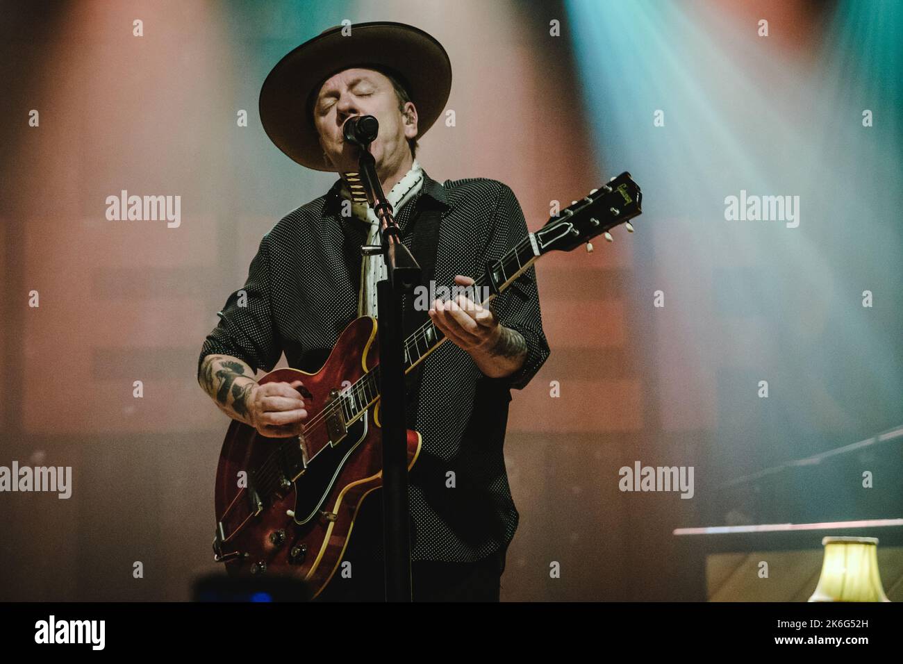 Bern, Schweiz. 13. Oktober 2022. Die britisch-kanadische Sängerin, Songwriterin und Musikerin Kiefer Sutherland spielt ein Live-Konzert im Bierhübeli in Bern. Kiefer Sutherland ist in der Fox-Drama-Serie 24 auch als Jack Bauer bekannt. (Foto: Gonzales Photo/Alamy Live News Stockfoto