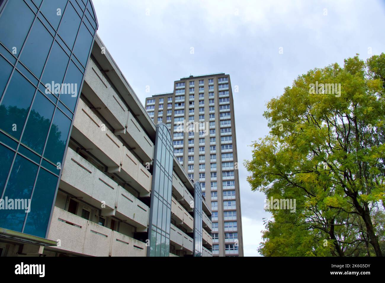 Modernes, brutalistisches Gebäude aus Wohnungen und Hochhäusern in der Gegend von cowcaddens aus den 1960er Jahren Stockfoto
