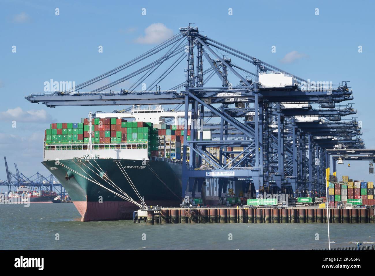 Das Containerschiff, das in felixstowe verladen wird, dockt suffolk england an Stockfoto