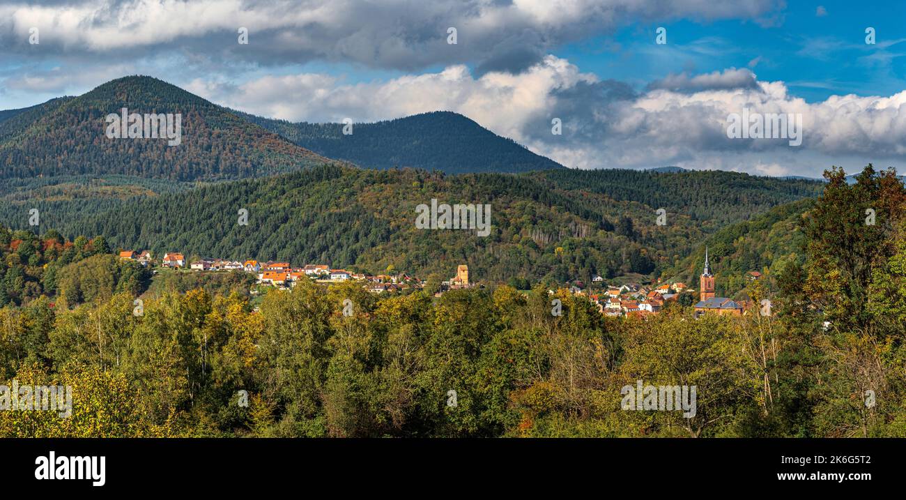 Schöne Sicht auf die herbstlichen bunten Vogesen, Draufsicht, Panorama, Landschaft, Sonnenstrahlen. Stockfoto