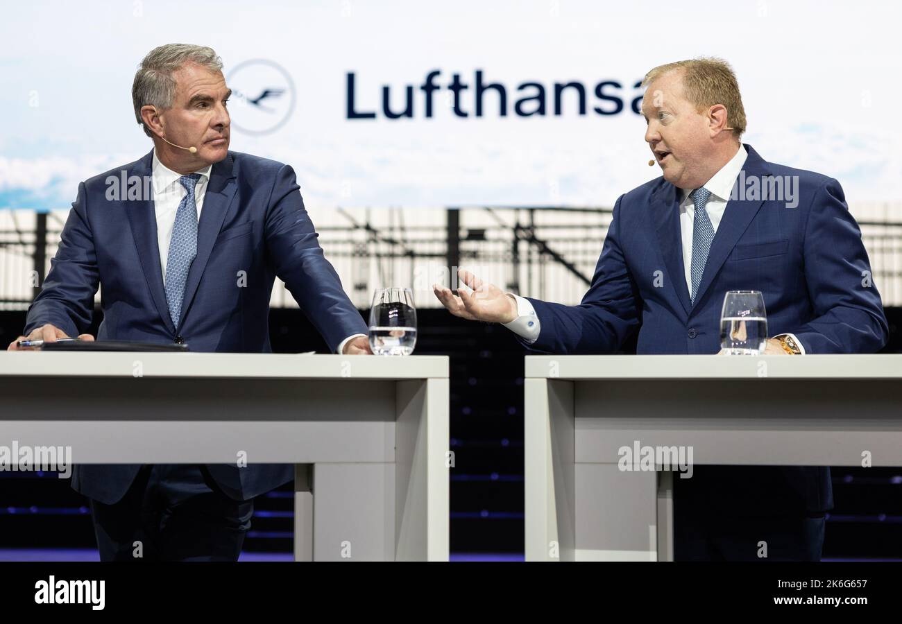 14. Oktober 2022, Hessen, Frankfurt/M.: Carsten Spohr, Vorsitzender des Vorstands und CEO der Deutschen Lufthansa (l.), und Stanley Deal, CEO von Boeing Commercial Airplanes bei der Vorstellung des neuen Flugzeugs. Die erste Boeing 787-9 der Lufthansa-Flotte wird in einem Hangar präsentiert. Foto: Hannes P. Albert/dpa Stockfoto