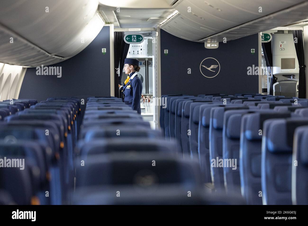 14. Oktober 2022, Hessen, Frankfurt/M.: Blick durch die Economy Class der Purser Kieferle in der Kombüse der Maschine. Die erste Boeing 787-9 der Lufthansa-Flotte wird in einem Hangar präsentiert. Foto: Hannes P. Albert/dpa Stockfoto