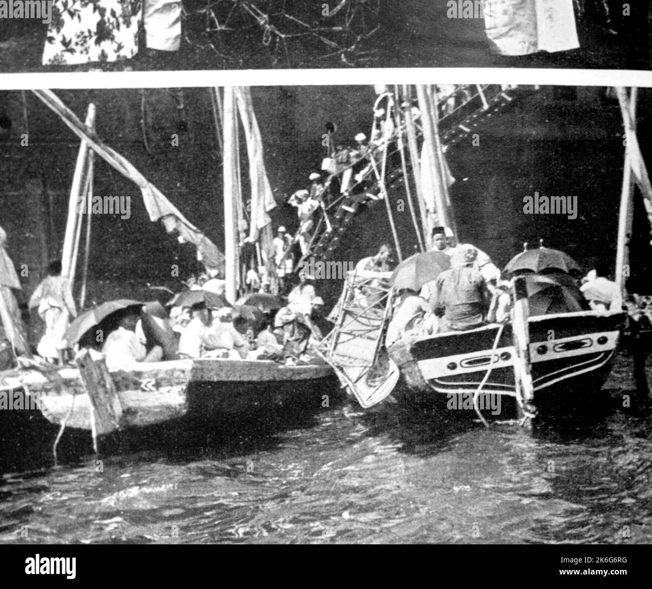 Saudi-Arabien von den Brunnen von Ibn Sau'd - Pilger, die ein Schiff in Jeddah verlassen Stockfoto