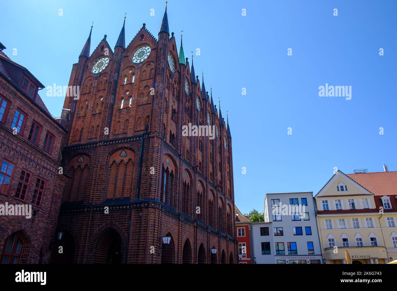 Nordseite des mittelalterlichen Rathauses mit gotischen Schaugiebeln, Alter Marktplatz, Hansestadt Stralsund, Mecklenburg-Vorpommern, Deutschland. Stockfoto