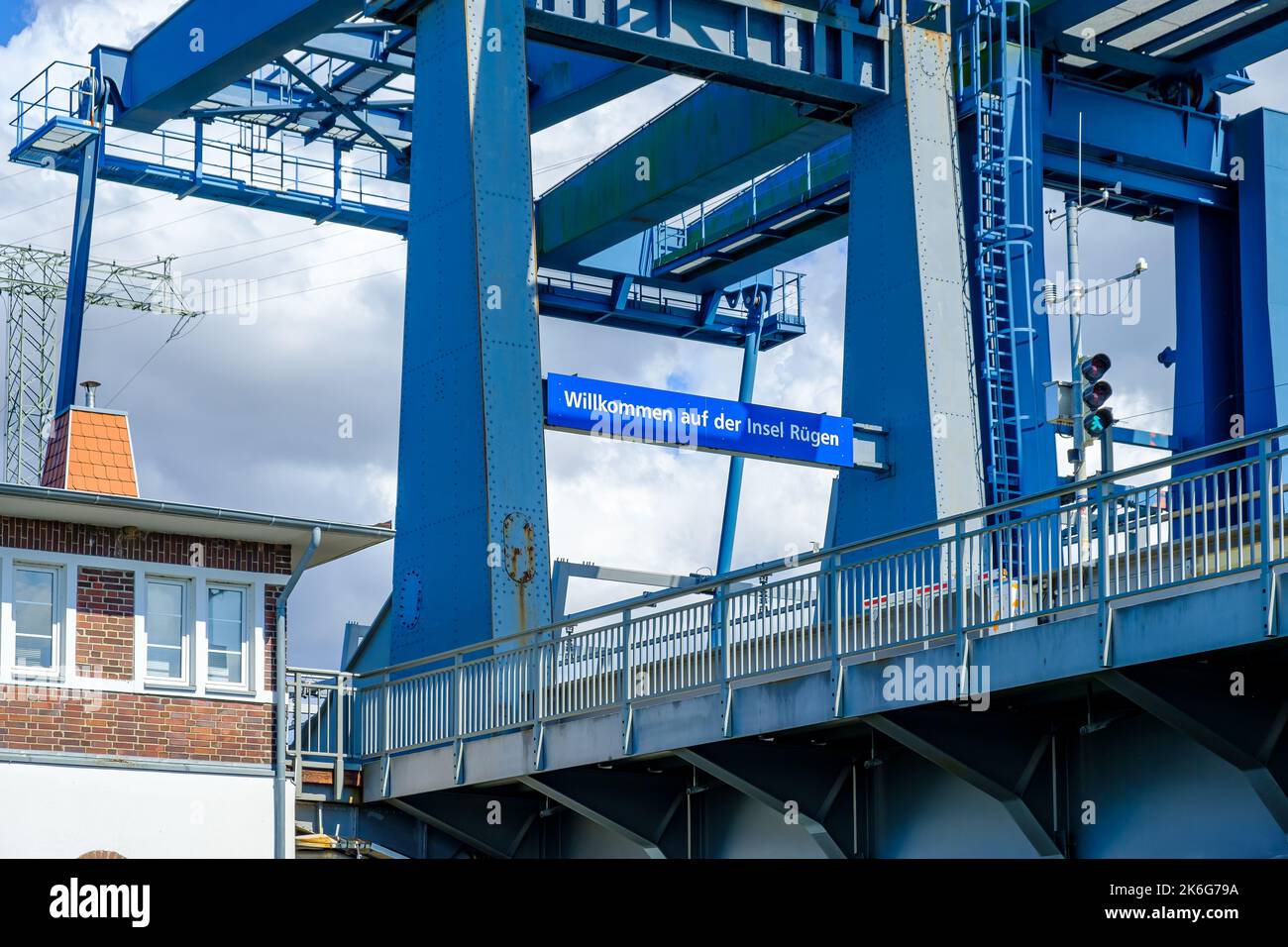 Willkommen auf der Insel Rügen, alte Rügenbrücke und Willkommensschild, Hansestadt Stralsund, Mecklenburg-Vorpommern, Deutschland. Stockfoto