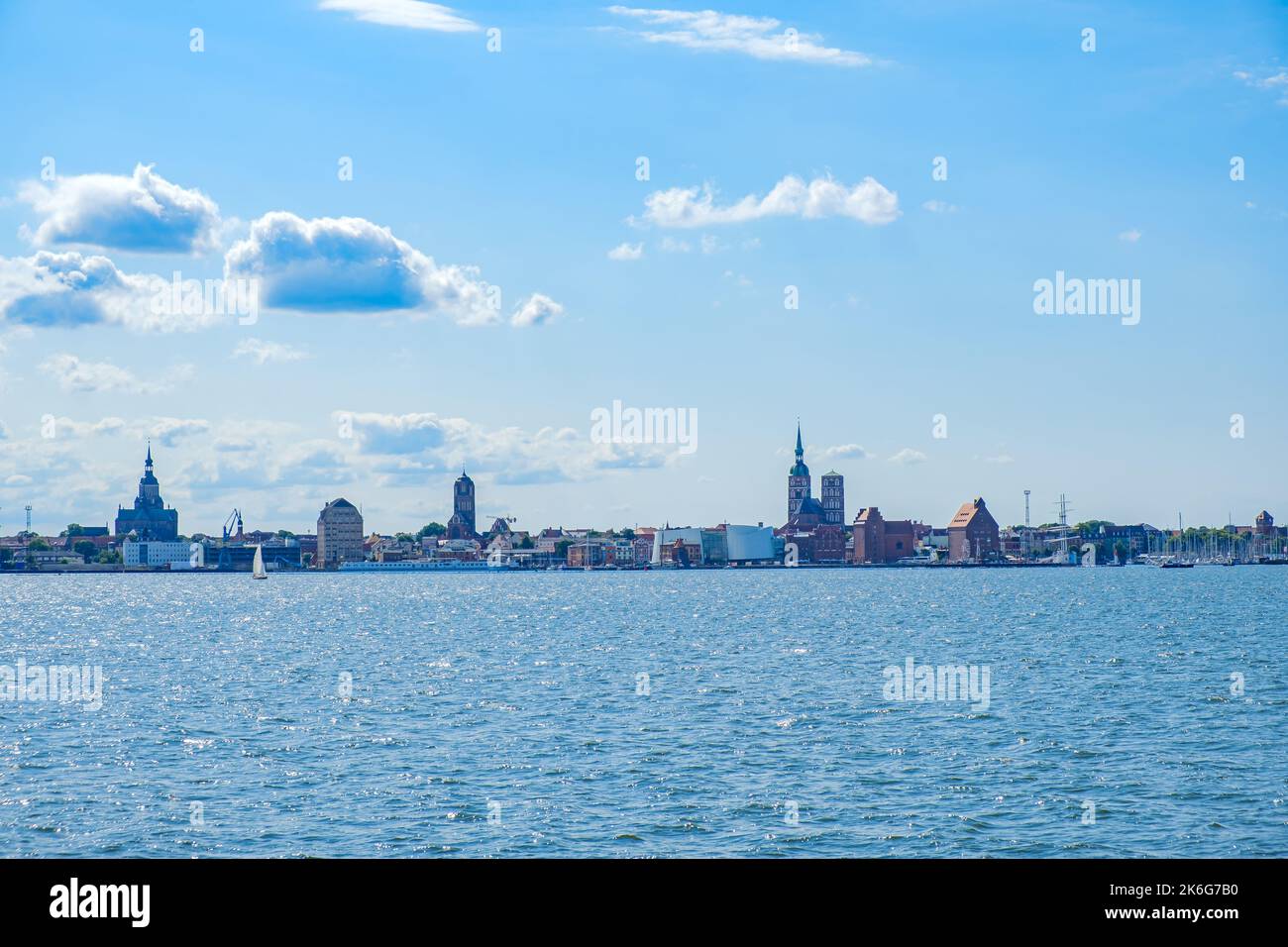 Meeresblick vom Strela Sound auf die Stadtkulisse und Hafenfront der Hansestadt Stralsund, Mecklenburg-Vorpommern, Deutschland. Stockfoto