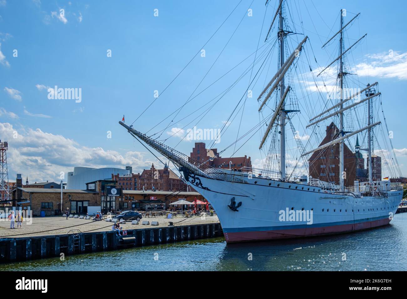 Das als Barke angetakelte Segeltrainingsschiff GORCH FOCK an seinem Liegeplatz vor der Kulisse von Stralsund, Mecklenburg-Vorpommern, Deutschland. Stockfoto