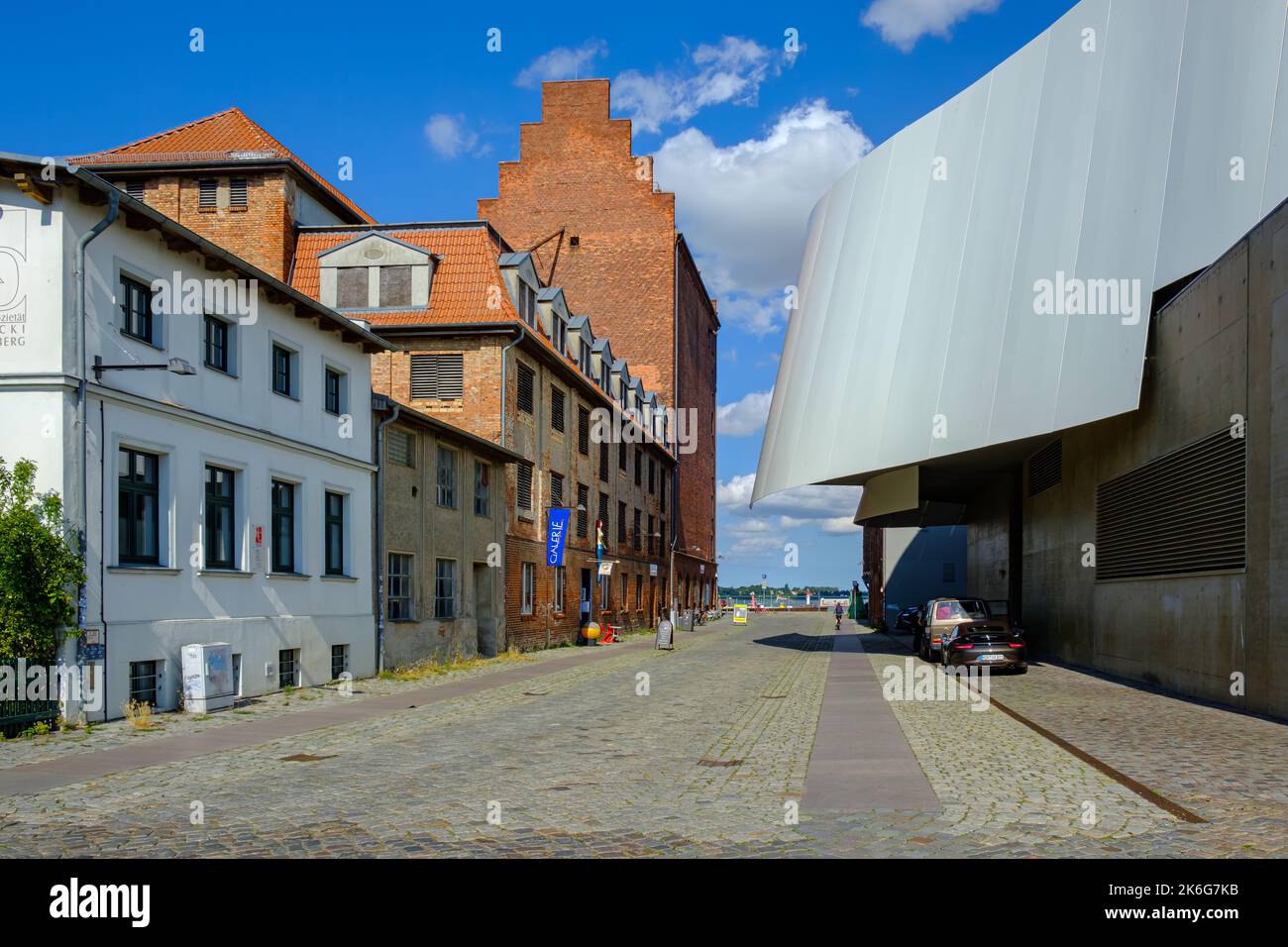 Straßenbild der Neuen Semlower Straße zwischen historischen Hafenstrukturen und Ozeaneum, Stralsund, Mecklenburg-Vorpommern, Deutschland. Stockfoto
