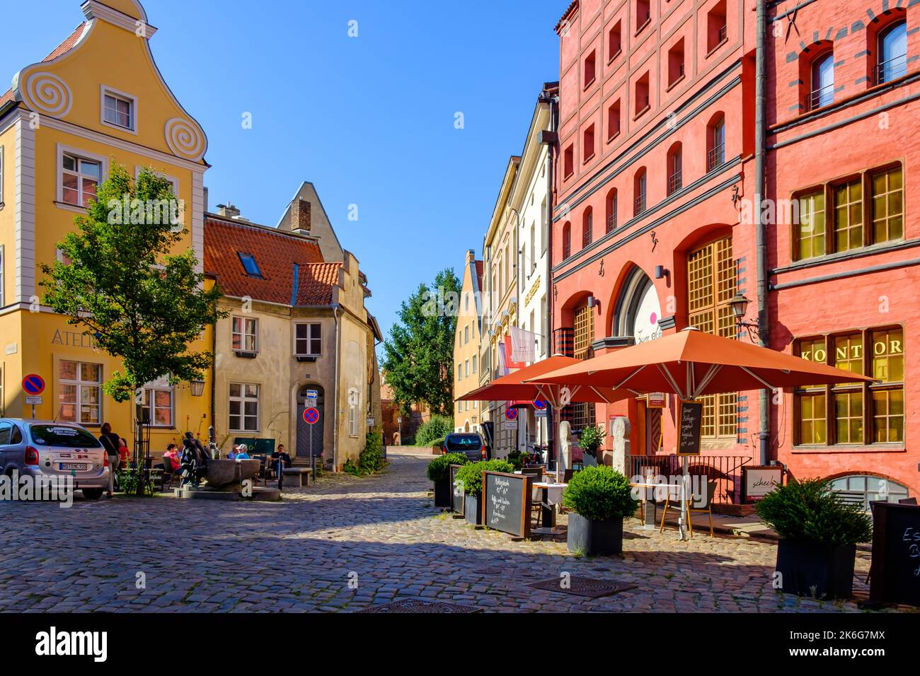 Straßenszene und historische Baustruktur mit gotischen Stufengiebeln und barocken Spiralgiebeln, Stralsund, Mecklenburg-Vorpommern, Deutschland. Stockfoto