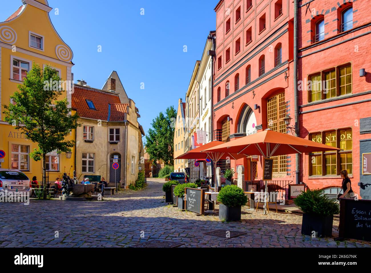 Straßenszene und historische Baustruktur mit gotischen Stufengiebeln und barocken Spiralgiebeln, Stralsund, Mecklenburg-Vorpommern, Deutschland. Stockfoto