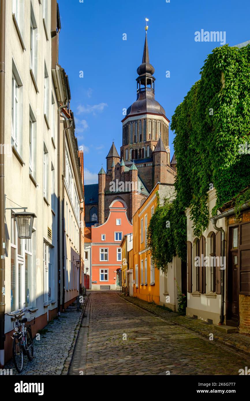 Blick auf die Henning-Mörder-Straße zur Marienkirche, Stralsund, Deutschland. Stockfoto