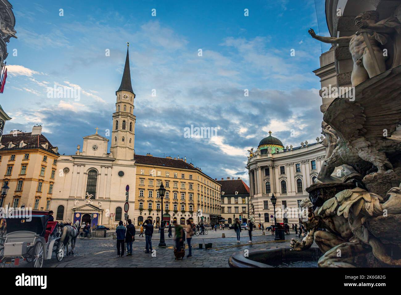 Straßenansicht der Kirche St. Michael und des St. Michael Platzes. Foto aufgenommen am 15.. September 2022 in Wien, Österreich. Stockfoto