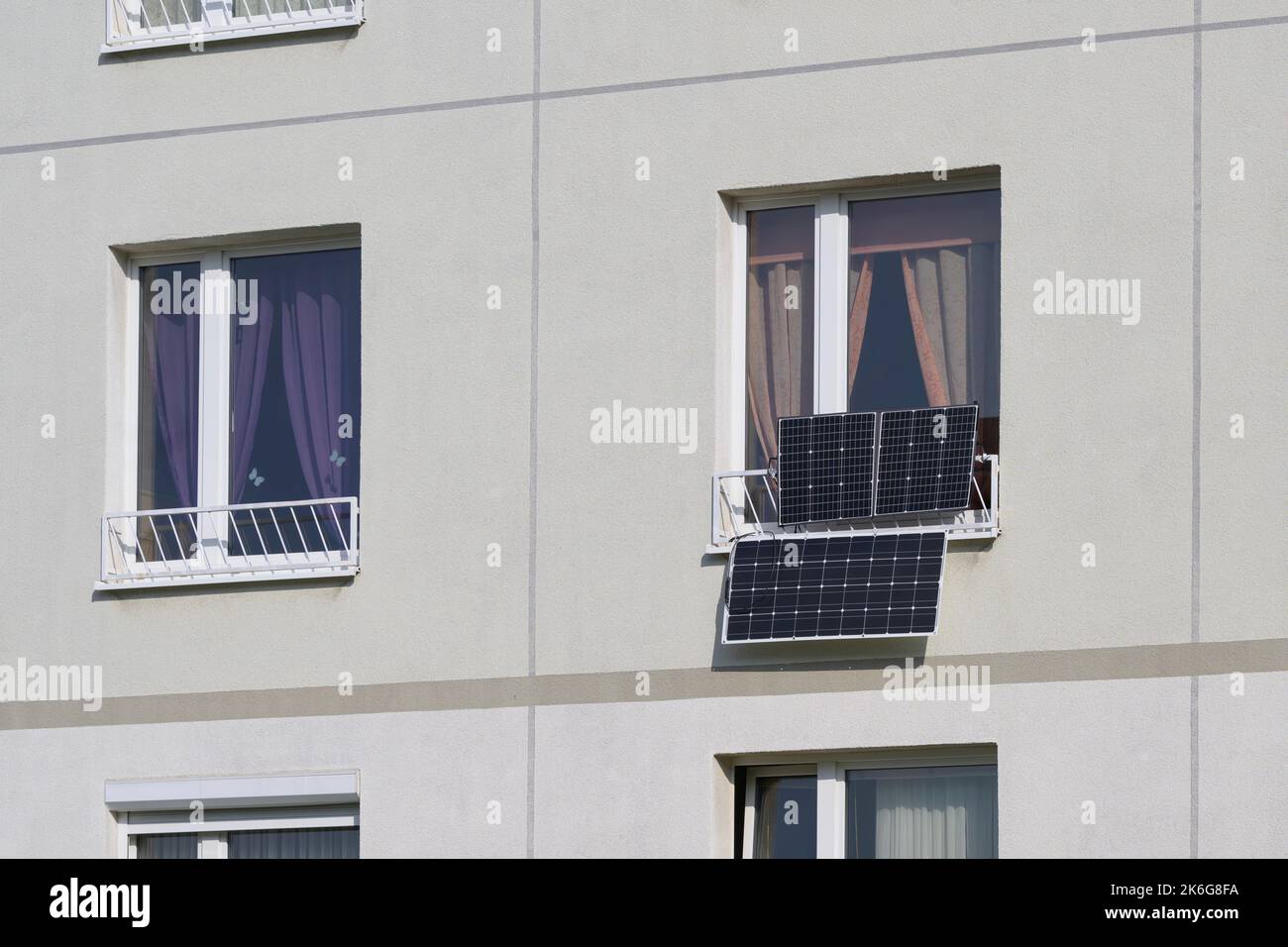 Um die Stromkosten angesichts steigender Preise und Inflation zu senken, setzen nun auch Privatpersonen die Solartechnologie ein Stockfoto