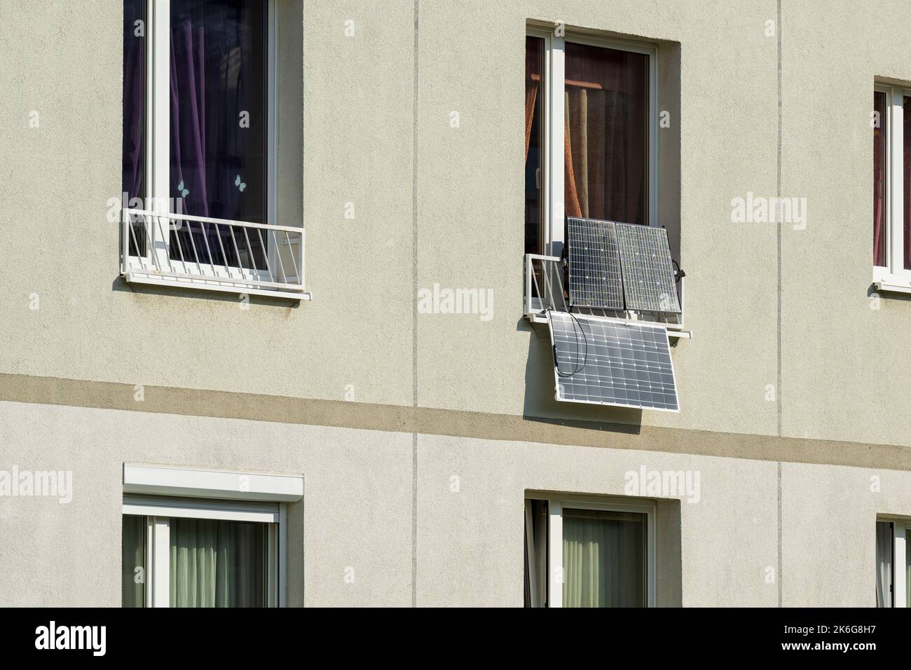 Aus Angst vor steigenden Preisen oder zum Umweltschutz verlassen sich immer mehr Menschen auf die Kraft der Sonne mit Sonnenkollektoren Stockfoto