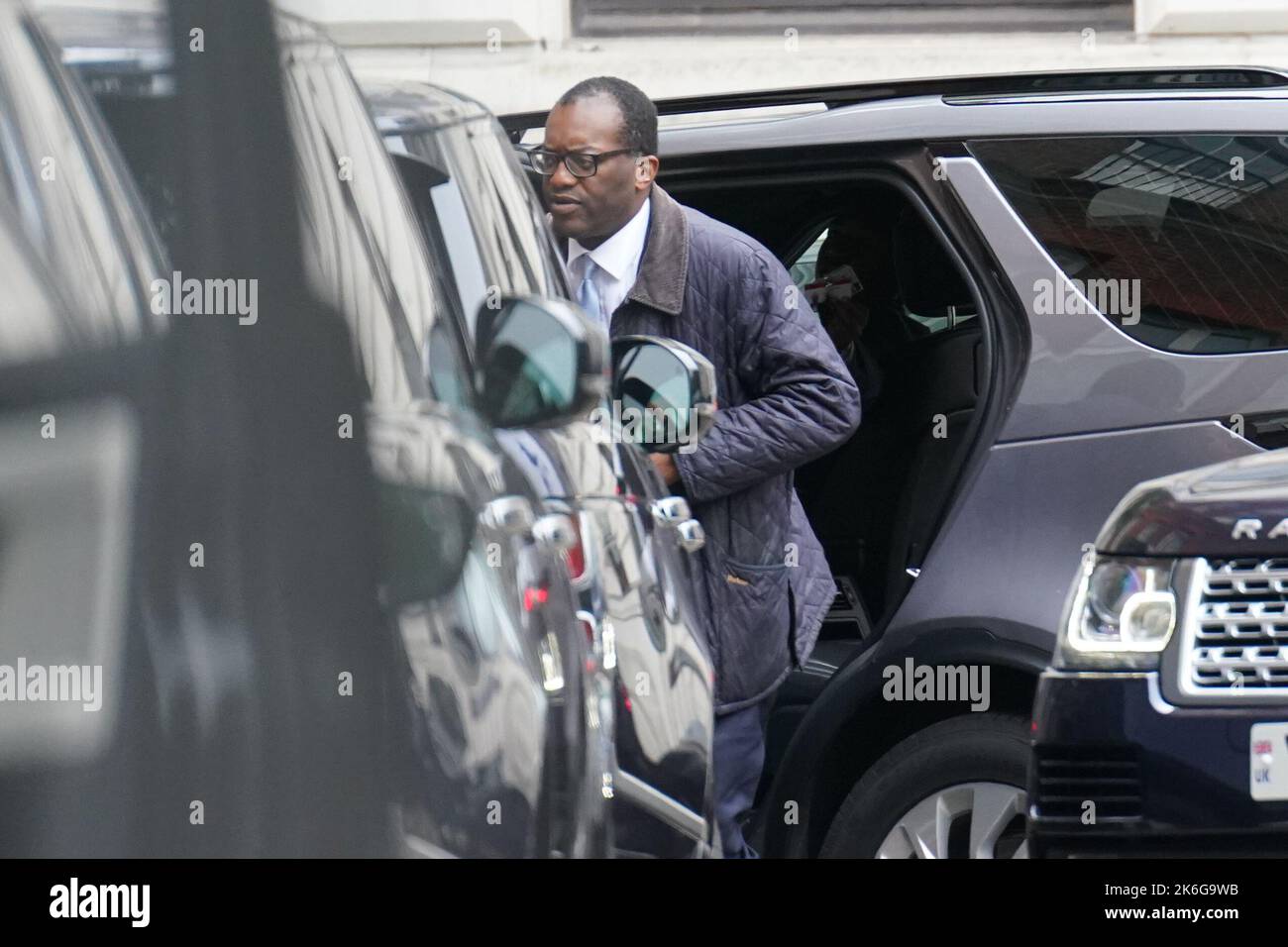 Der Schatzkanzler Kwasi Kwarteng kommt in der Downing Street in London an, nachdem er vorzeitig aus den USA zu dringenden Gesprächen mit Premierminister Liz Truss zurückgekehrt war, da die Erwartungen wachsen, dass sie Teile ihres Minibudgets abschaffen werden, um die Märkte zu beruhigen. Bilddatum: Freitag, 14. Oktober 2022. Stockfoto