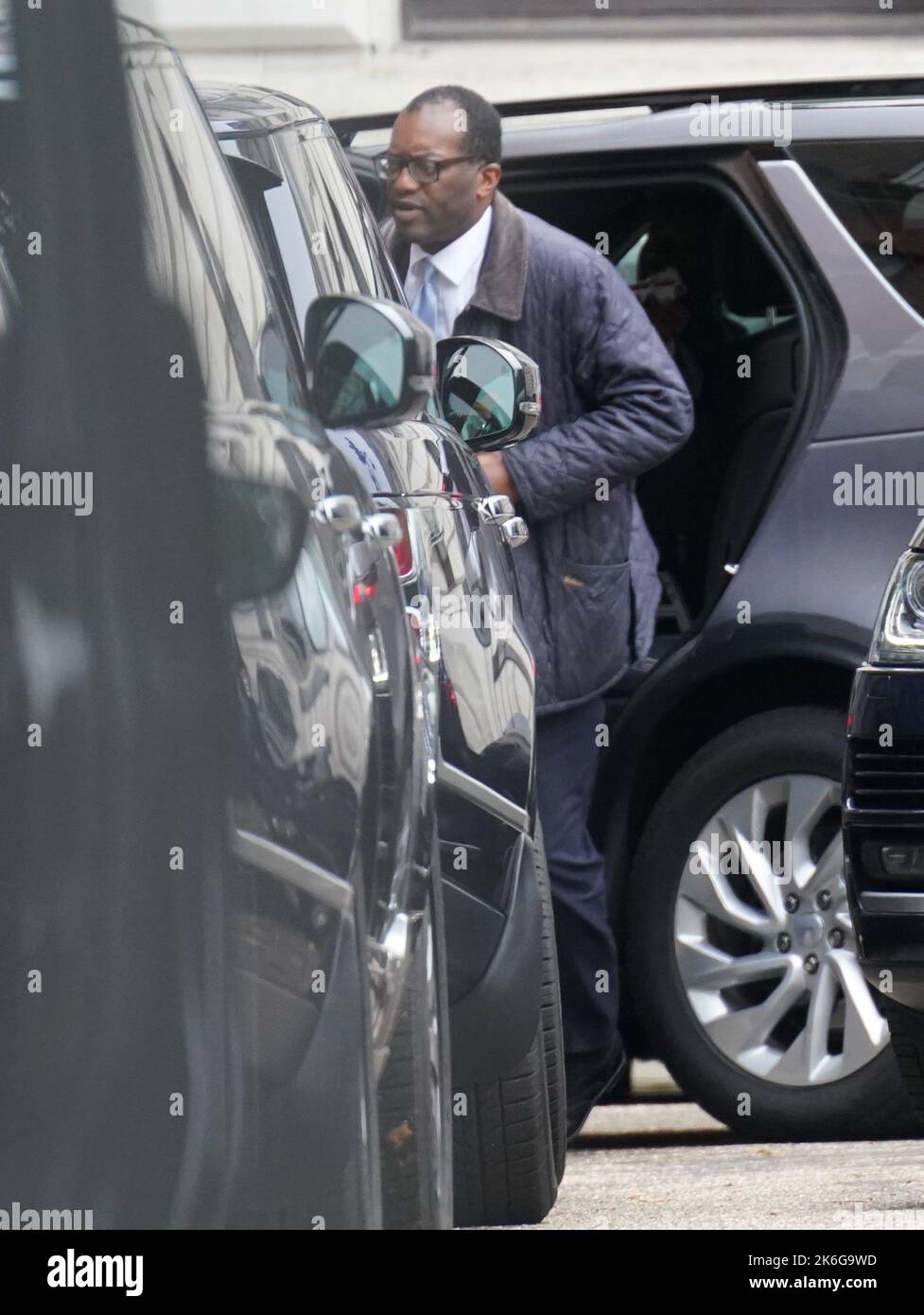 Der Schatzkanzler Kwasi Kwarteng kommt in der Downing Street in London an, nachdem er vorzeitig aus den USA zu dringenden Gesprächen mit Premierminister Liz Truss zurückgekehrt war, da die Erwartungen wachsen, dass sie Teile ihres Minibudgets abschaffen werden, um die Märkte zu beruhigen. Bilddatum: Freitag, 14. Oktober 2022. Stockfoto