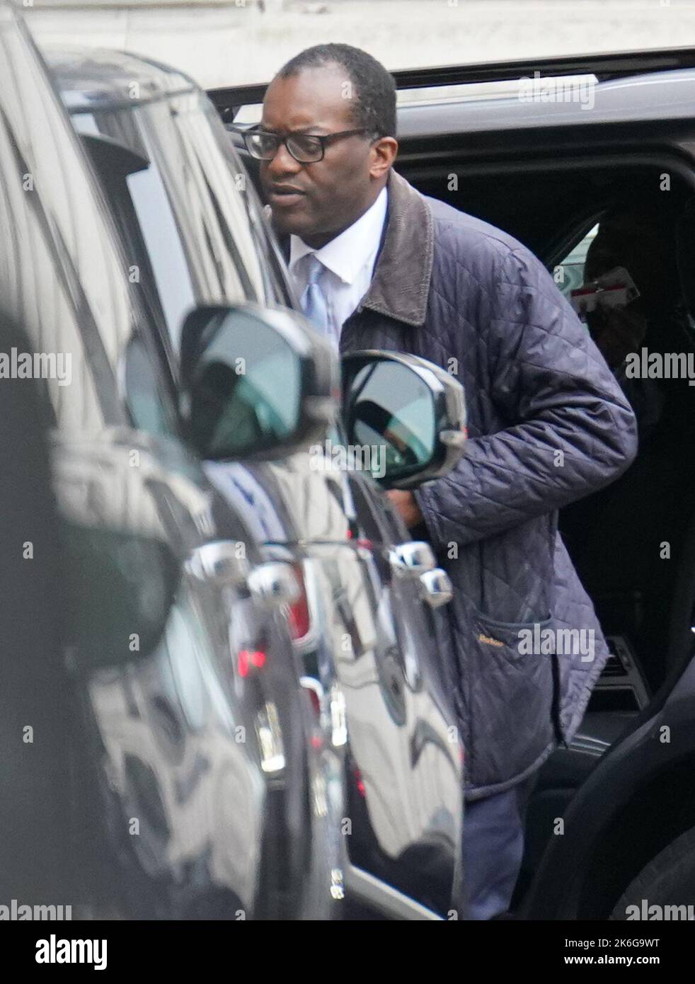 Der Schatzkanzler Kwasi Kwarteng kommt in der Downing Street in London an, nachdem er vorzeitig aus den USA zu dringenden Gesprächen mit Premierminister Liz Truss zurückgekehrt war, da die Erwartungen wachsen, dass sie Teile ihres Minibudgets abschaffen werden, um die Märkte zu beruhigen. Bilddatum: Freitag, 14. Oktober 2022. Stockfoto