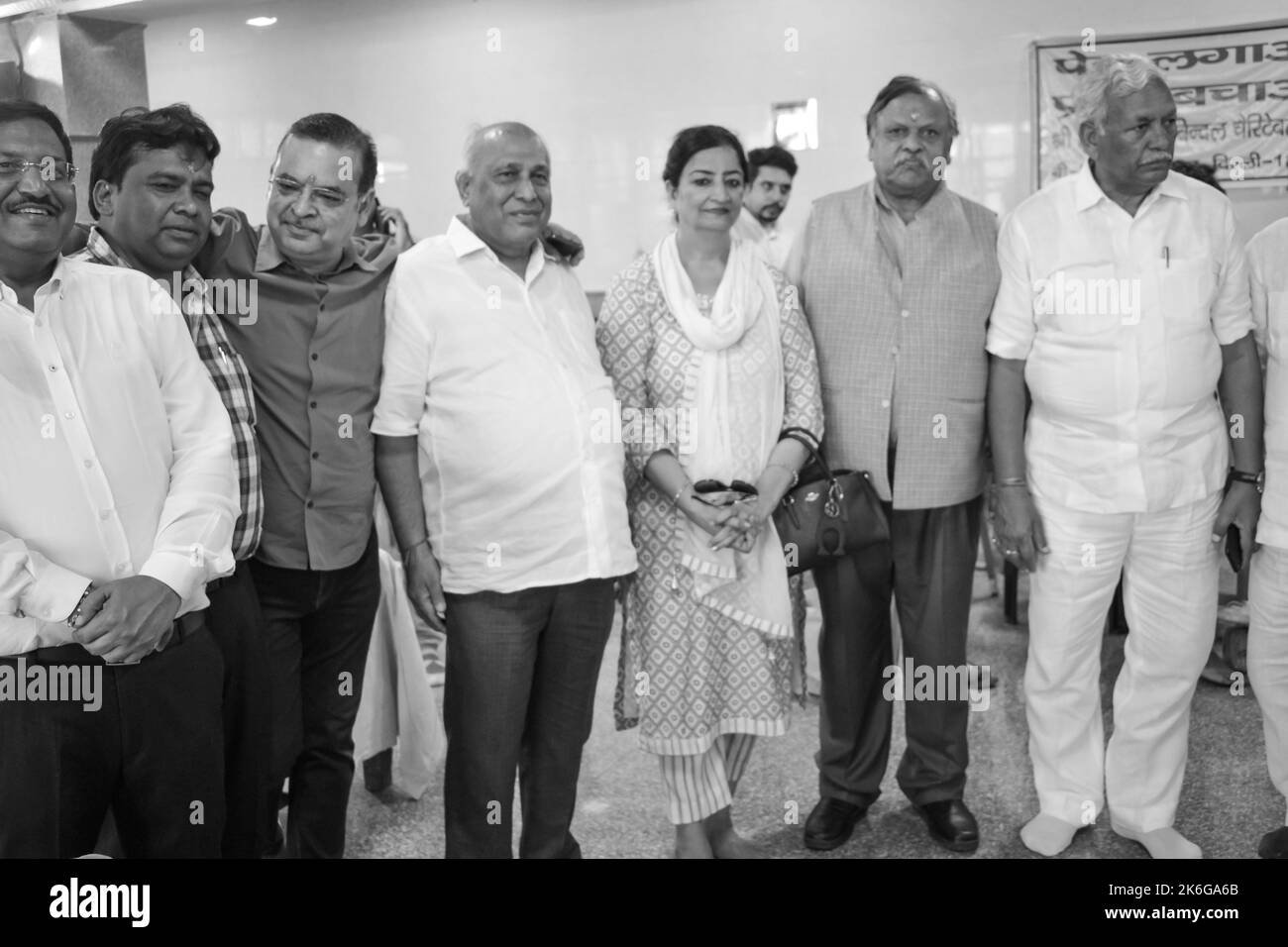Neu-Delhi, Indien, 19 2022. Juni – RAM Niwas Goel (in weißer Kleidung) Sprecher in der Legislativversammlung von Delhi in Delhi Vidhansabha während der Blutspende-Kamera Stockfoto