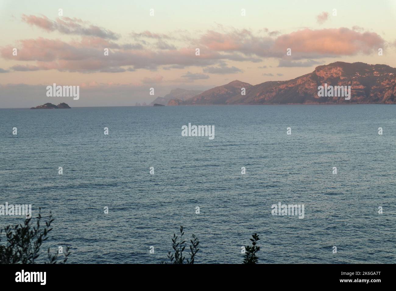 Praiano - Panorama della costiera da Via Gavitella all'alba Stockfoto