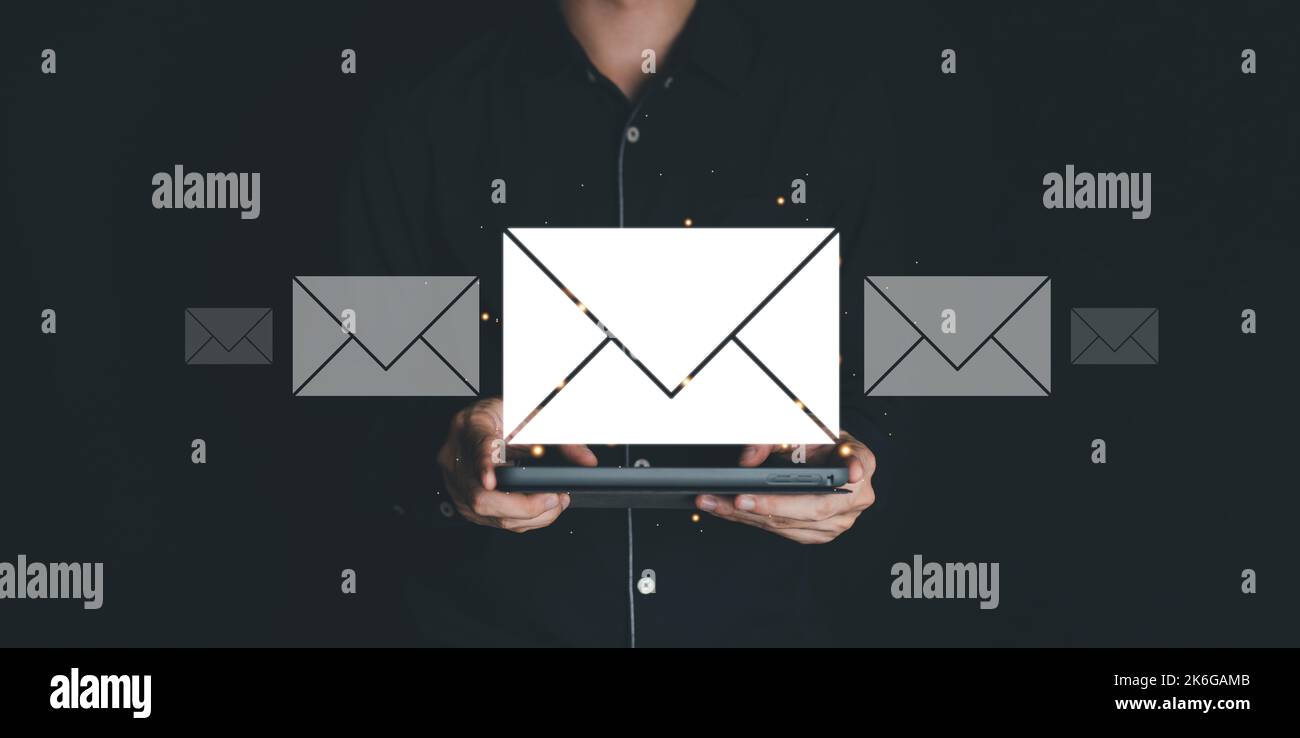 Geschäftsmann Hände halten Tabletd mit E-Mail-Symbol und senden Sie E-Mail oder Nachrichtenbrief. Electronicmail Marketing und Online Working Internet Network Konzept. Stockfoto