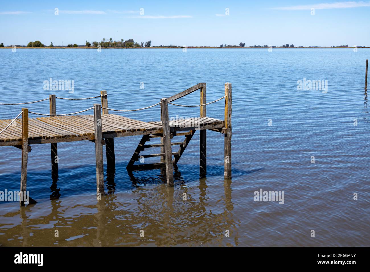 Kleiner hölzerner Pier an einer Lagune. Dock für Wasseraktivitäten. Stockfoto