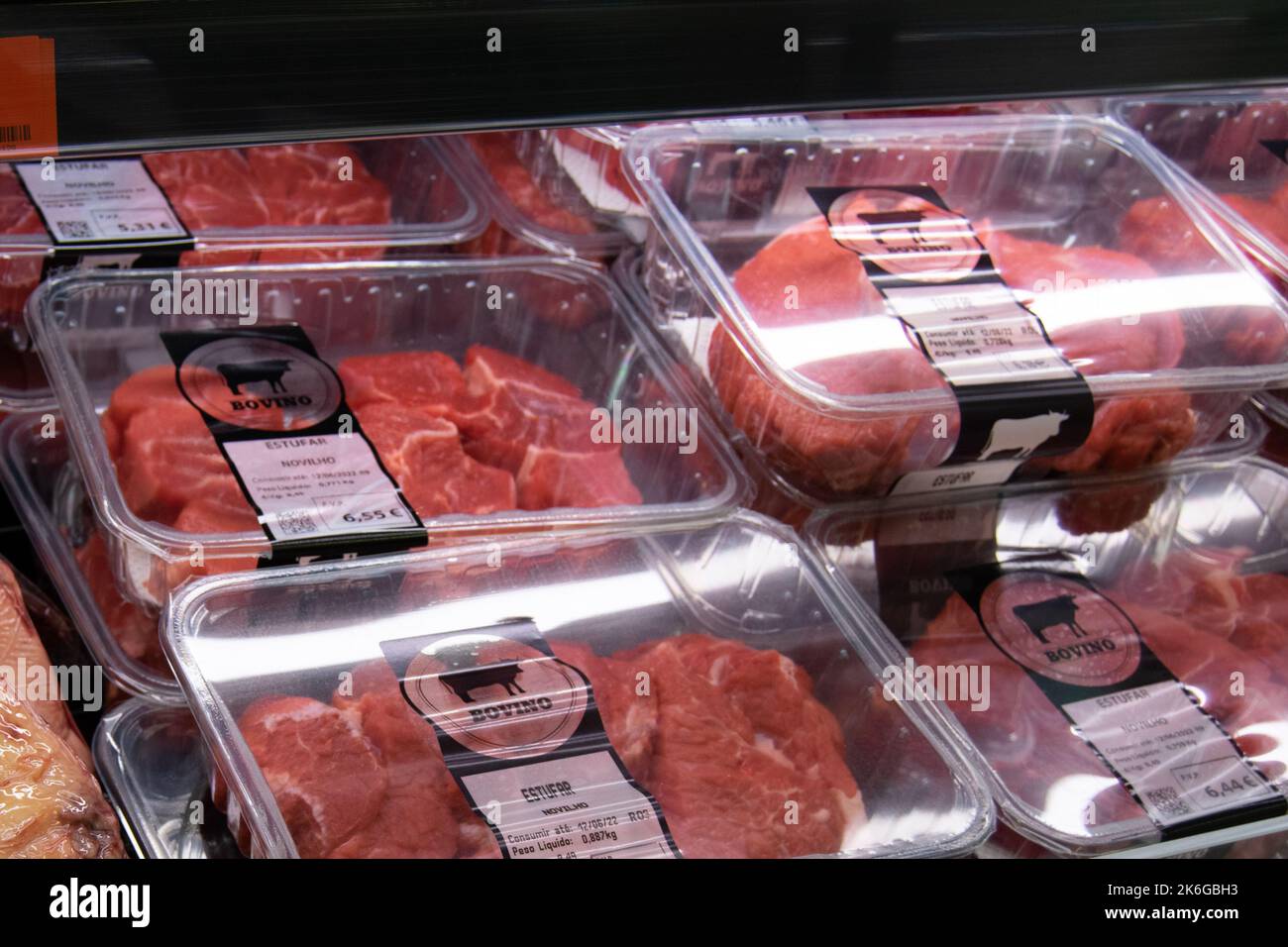 Rotes Fleisch auf Verpackungen für Verbraucher zu kaufen, Lebensmittelpreise, teure Lebensmittel. Lebensmittelkrise, rotes Fleisch. Stockfoto