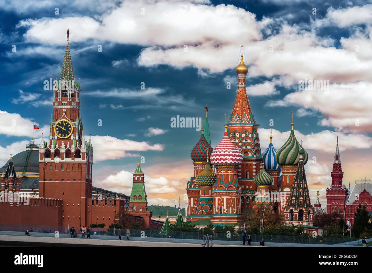 Wahrzeichen von Moskau: Kreml, St. Basil's Cathedral, Spasskaya Tower. Spasskaya Turm des Kremls in den frühen Herbstmorgen auf dem Roten Platz in Stockfoto